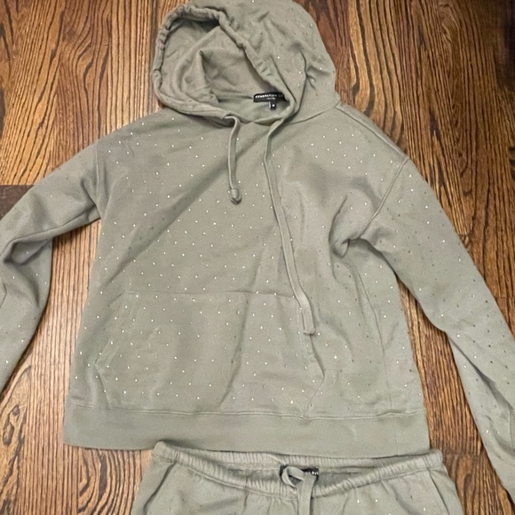 Generation love rhinestone sweatsuit includes sweatpants and hoodie. Size medium - Picture 5 of 6
